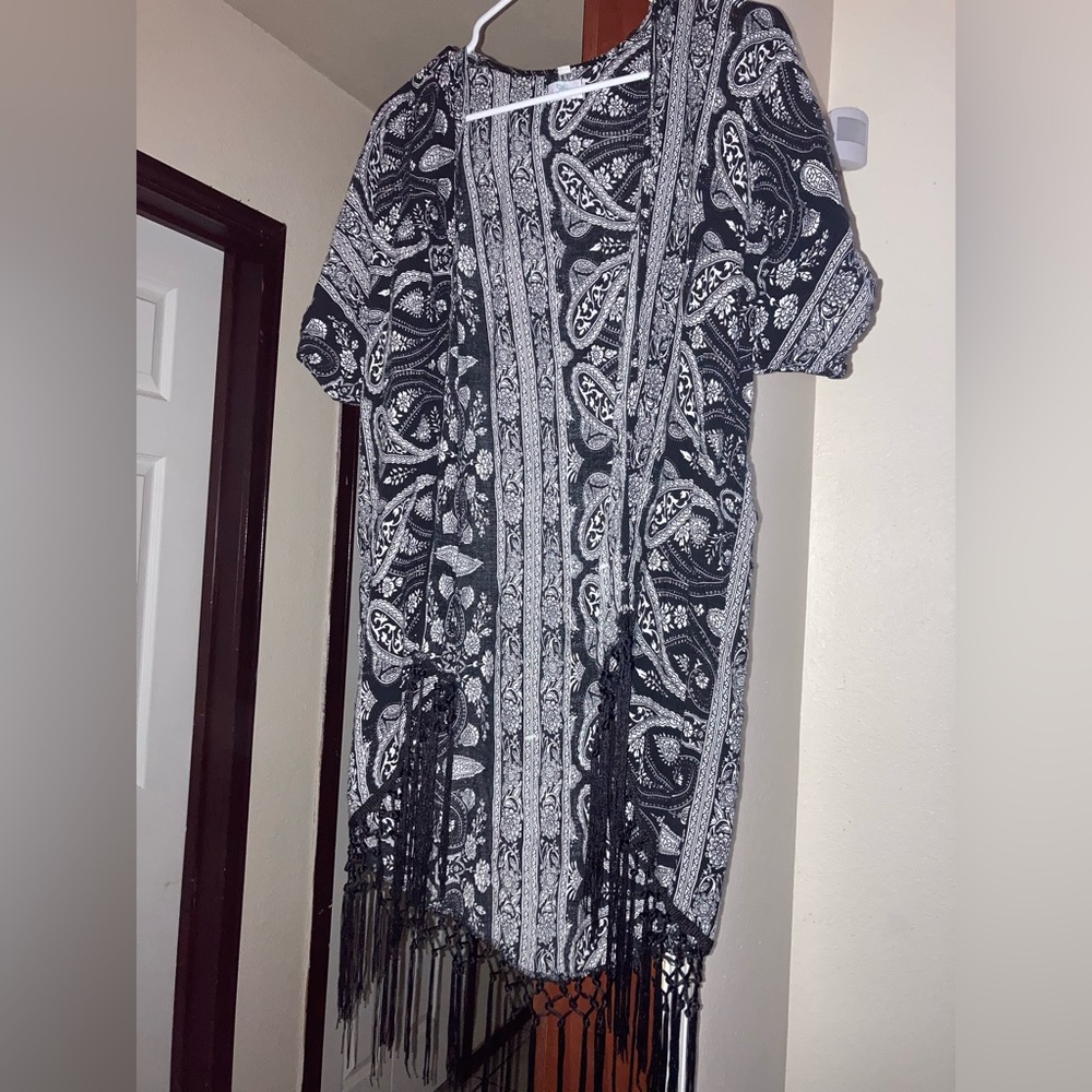 Lightweight cardigan in black design